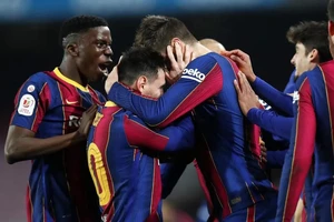 Messi ngó lơ đồng đội Pique giải nghệ 