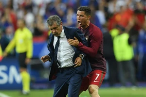 Nghi án Ronaldo thao túng HLV Santos và tuyển Bồ Đào Nha