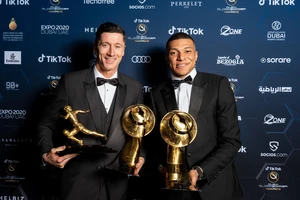 Mbappe đụng độ nảy lửa Lewandowski
