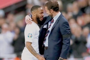 Sterling bị mất bao nhiêu tiền trong vụ cướp có vũ khí