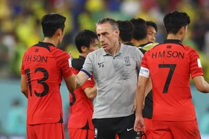 Ông Bento rời ghế HLV Hàn Quốc sau trận thua thảm Brazil