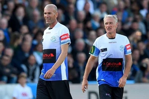 Zidane chờ thay thế Deschamps và những điều kiện độc