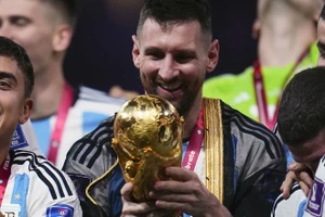 Messi kể lại màn phá kỷ lục của Ronaldo 