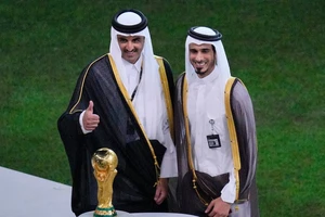 Chủ mới của Man United có tài sản gấp 300 lần Ronaldo và Messi cộng lại