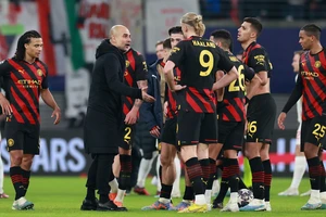 Pep Guardiola: ‘Tại sao các bạn phải cúi đầu?’