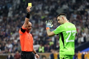 FIFA sửa luật vì tiểu xảo của Martinez