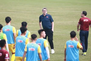 HLV Troussier triệu tập 15 cầu thủ U-20, đụng độ UAE và Iraq