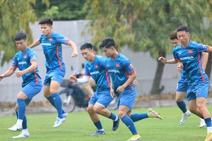 HLV Troussier bất ngờ hủy trận đá tập, ông Chung chọn đội trưởng mới