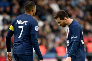 Messi bỏ vào đường hầm, HLV Galtier nổi giận