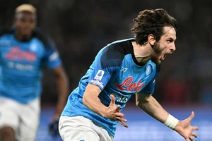 PSG chi 180 triệu euro mua sao Napoli, ghế HLV Ancelotti lung lay