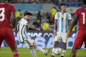 Messi nói gì sau khi ghi bàn thắng thứ 800?