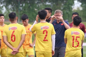HLV Troussier: ‘Đá với Nhật hay Hàn, chúng ta chỉ kiểm soát bóng 30-40%’