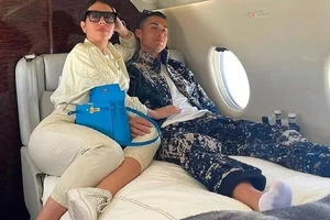 Ronaldo và người tình lại rao bán máy bay riêng