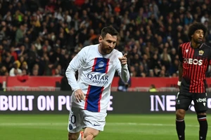 Messi nổ súng lập kỷ lục, vượt qua Ronaldo