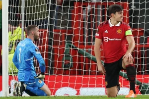 Ten Hag đau khổ bênh vực thủ môn De Gea sau trận thua thảm