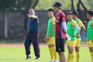 HLV Troussier cấm phóng viên chụp ảnh, Campuchia cũng cấm