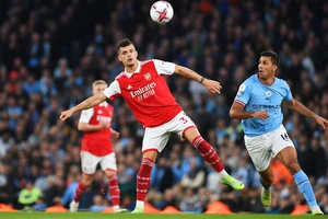 Huyền thoại của Man United bị mắng ngu ngốc vì dám chê Arsenal 