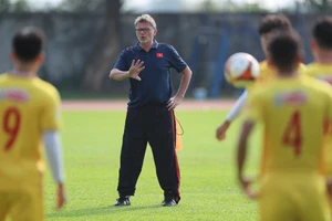 HLV Troussier rò rỉ đội hình mạnh nhất đá với Lào