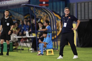 Vì sao HLV Troussier muốn thay đổi cách chơi cũ của Park Hang-seo?