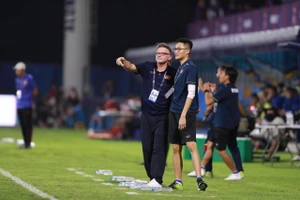 HLV Troussier giấu bài, U-22 Việt Nam bất ngờ nghỉ tập