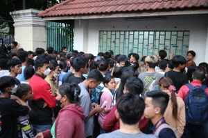 Mệt mỏi và hạnh phúc săn vé xem bóng đá miễn phí ở Campuchia