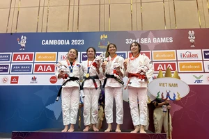 Chủ nhà Campuchia nhảy lên dẫn đầu SEA Games trước giờ khai mạc