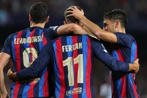 Barca xào xáo nội bộ vì thần đồng 15 tuổi