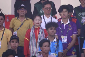 Xem bóng đá với cô gái Khmer Chương Thị Kiều