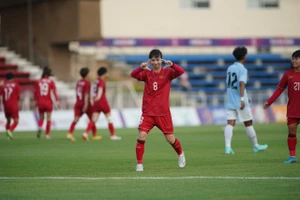 Quả bóng bạc Thùy Trang bật mí chữ 'Love' sau khi lập siêu phẩm