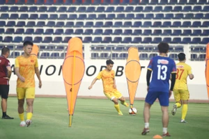 Mệt mỏi với đối thủ khó chịu của thầy trò Troussier