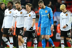 Man United đối diện nguy cơ mất cả chì lẫn chài