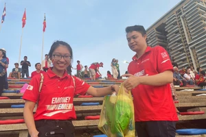 Hành động đẹp của CĐV Việt Nam và Campuchia sau trận thua Indo 