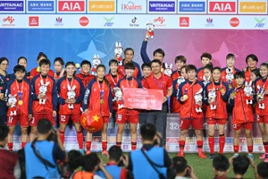 Thưởng cho tuyển nữ Việt Nam hơn 5 tỉ đồng, thầy Chung gây bất ngờ