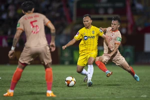 HLV của SL Nghệ An phản ứng lạ lùng về bàn thắng không việt vị