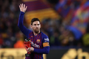 Sợ Messi sang Anh, HLV Xavi hối thúc Barca ký hợp đồng