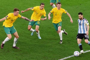 HLV tuyển Úc cho quân ngăn chặn Messi