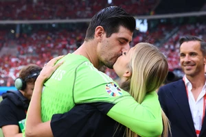 Thủ môn Courtois phản pháo HLV và nói rõ việc rời tuyển Bỉ