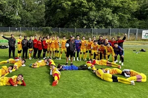 Món quà độc đáo tặng HLV Mai Đức Chung