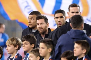 Mẹ của Mbappe bị tố chiếm đoạt ngôi sao Hakimi