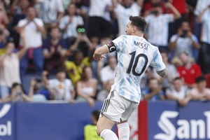 Messi lập hat trick trong đêm sinh nhật ý nghĩa