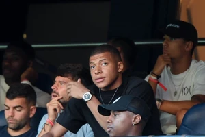 PSG chơi chiêu độc cho Mbappe ngồi dự bị cả mùa
