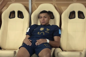 PSG gây sức ép lớn, Mbappe vẫn ở lại dù ngồi dự bị