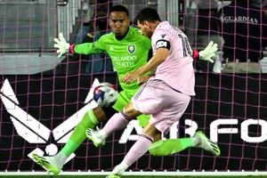 Sốc: 20.000 vé xem Messi bán hết trong 10 phút