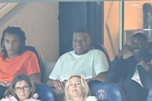 Mbappe ngồi ngoài cười bí hiểm, PSG ra quân chật vật