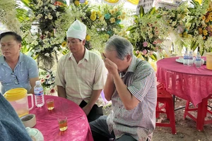 Bầu Đức ôm mặt khóc và cuộc gọi hoảng loạn cho HLV Dương Minh Ninh