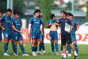 U-23 Việt Nam đóng cửa sân đá kín với Bahrain 