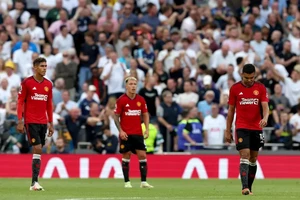 HLV Ten Hag tức giận đổ lỗi cho các tiền đạo Man United 