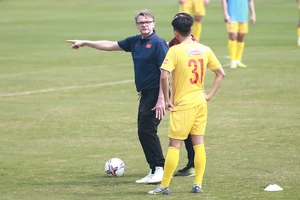 HLV Troussier khắt khe với dàn tuyển thủ mới