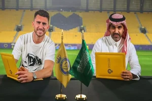 Bị thầy Guardiola hắt hủi, sao Man City về đội của Ronaldo