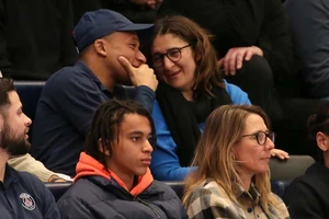 Real Madrid đang chờ cuộc gọi quan trọng của mẹ Mbappe